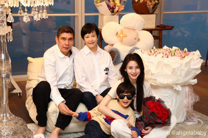 Angelababy生日也只簡單晒出與父母、兒子嘅家庭照