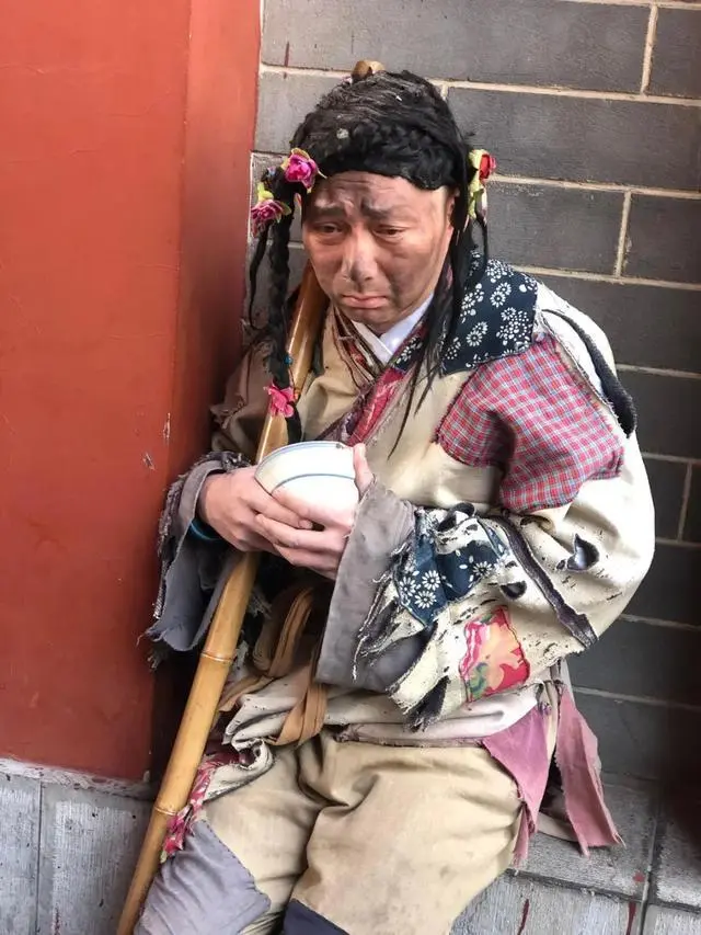 李金剛的工作內容非常多樣化，除了表演唱跳節目外，他還需要在景區和遊客進行互動。