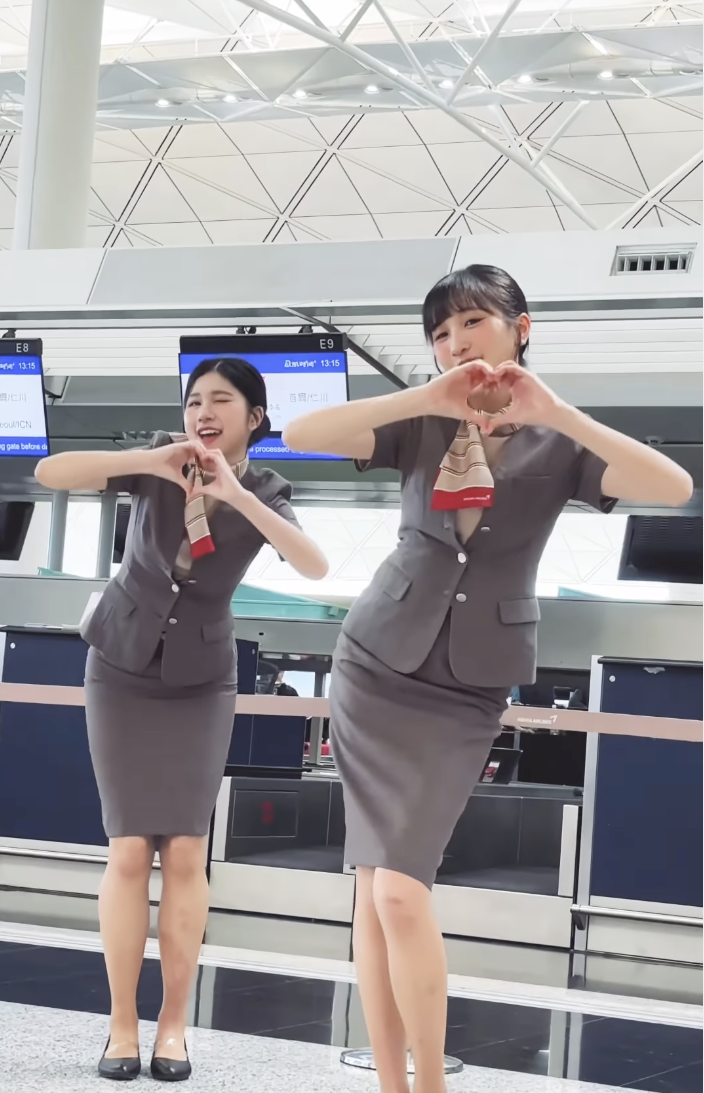 網友：「應該都係搵啲dancer著空姐制服跳舞」