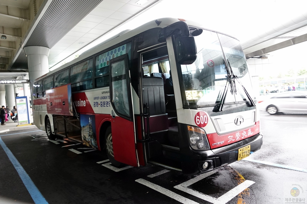 機場巴士設有行李架及中文廣播,座位更舒適~