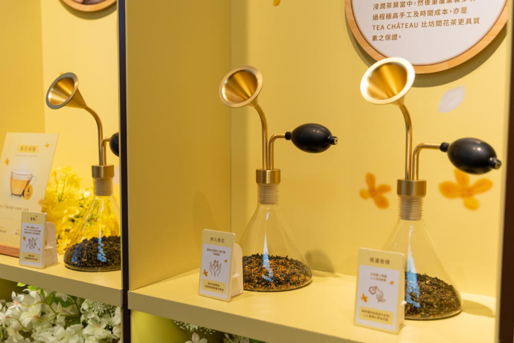 客人可親身比較不同花茶的香氣，包括坊間一般花茶和TEA CHÂTEAU窨製花茶的分別。
