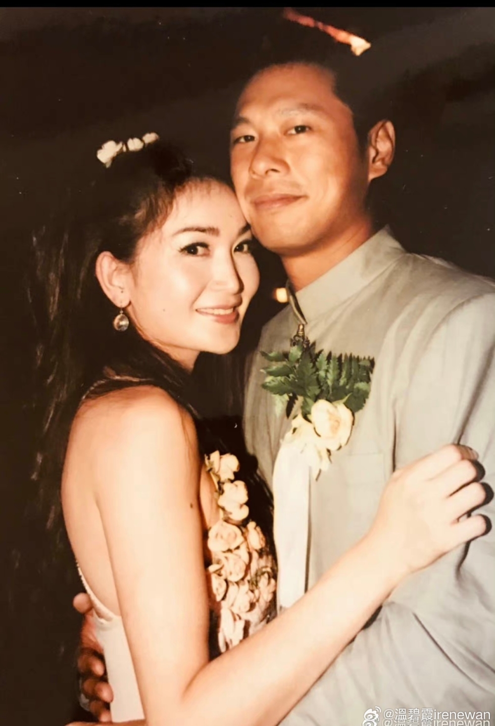 有網民則表示溫碧霞老公年輕也挺帥