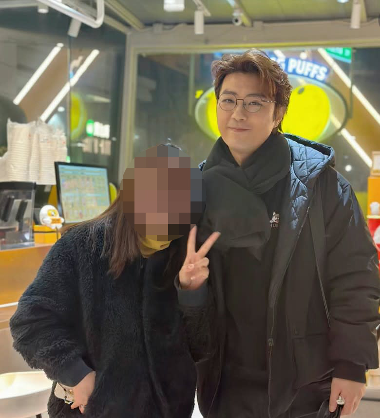 雖然佢造型同劇中差唔多,戴眼鏡、髮型亦無變,但好似發福不少