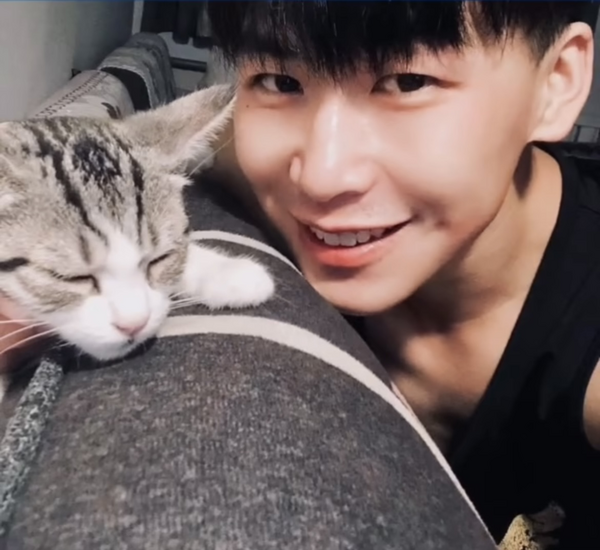 近日一名90後的內地男教師，在社交平台曝光了其剛畢業和任職5年後的照片，外貌變化驚人