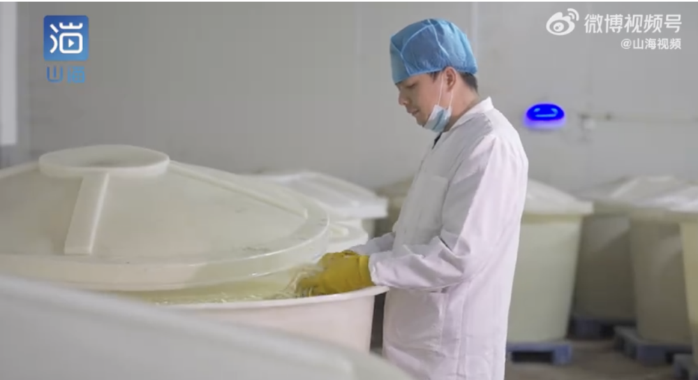 現年37歲在某螺螄粉品牌任職的李任，是品牌第二代「聞臭師」