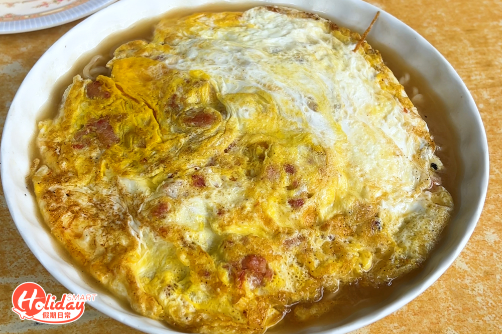 即叫即煎鹹牛肉炒蛋麵是店舖名物，燶邊蛋大得蓋滿整碗麵。