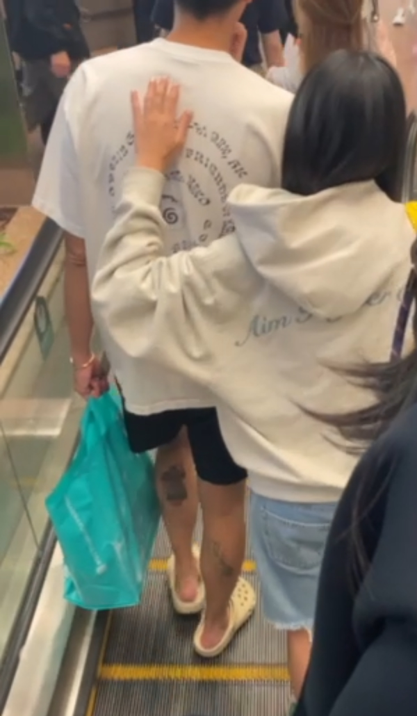 kayan9896被拍到與富三代馬桂烽逛街,兩人舉止親密