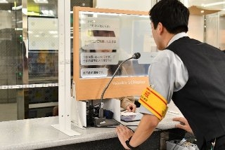 新型翻譯螢幕已經在大江戶線的各個車站啟用