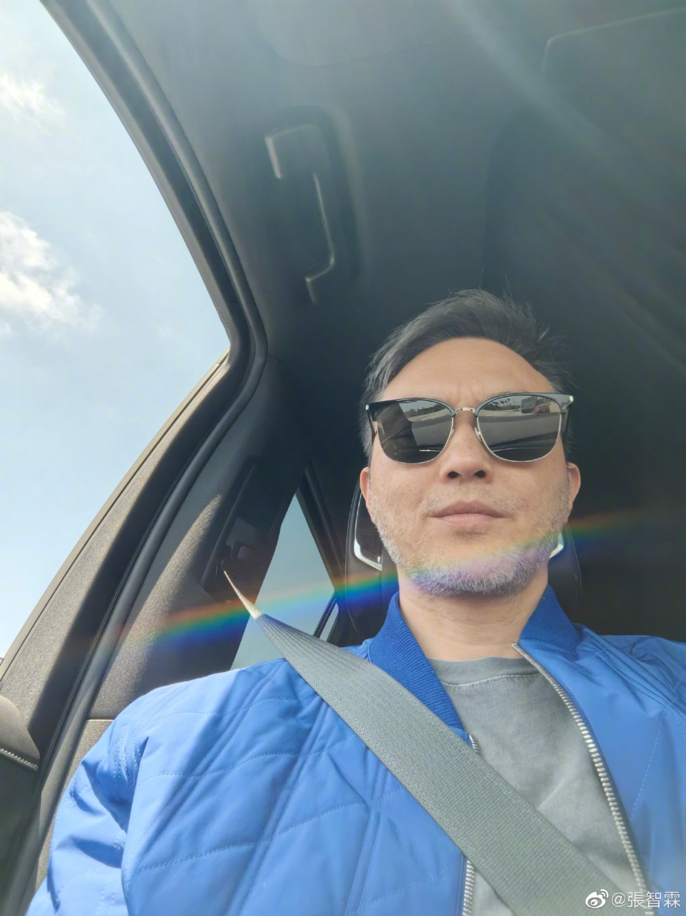 去年他兩鬢斑白，連鬍鬚也變白了不少