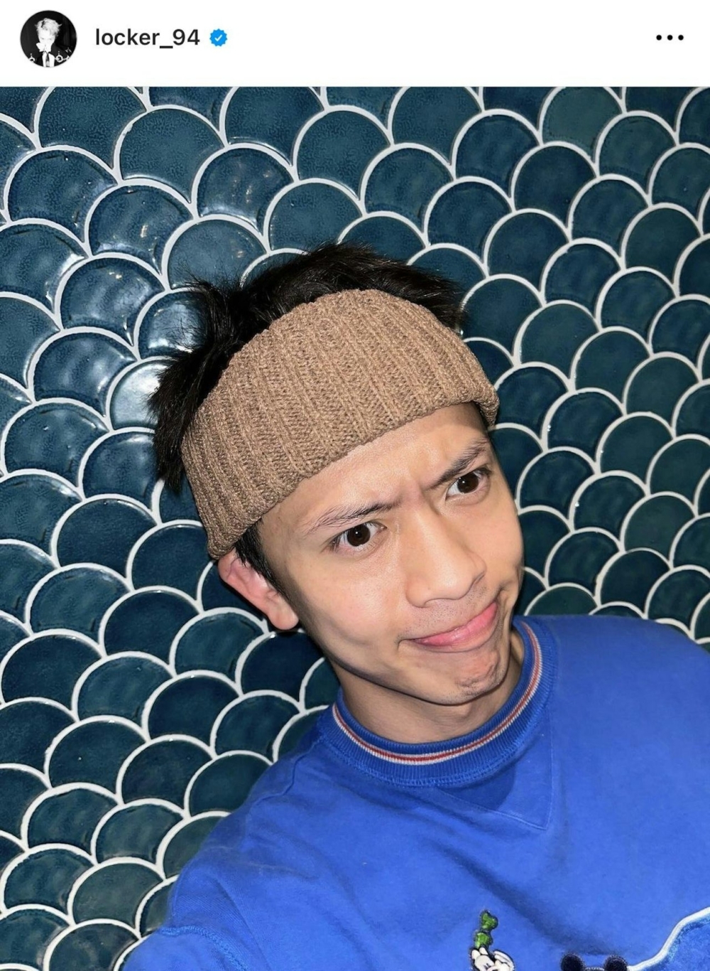 去年Locker曾被發現不時戴住一條啡色頭帶
