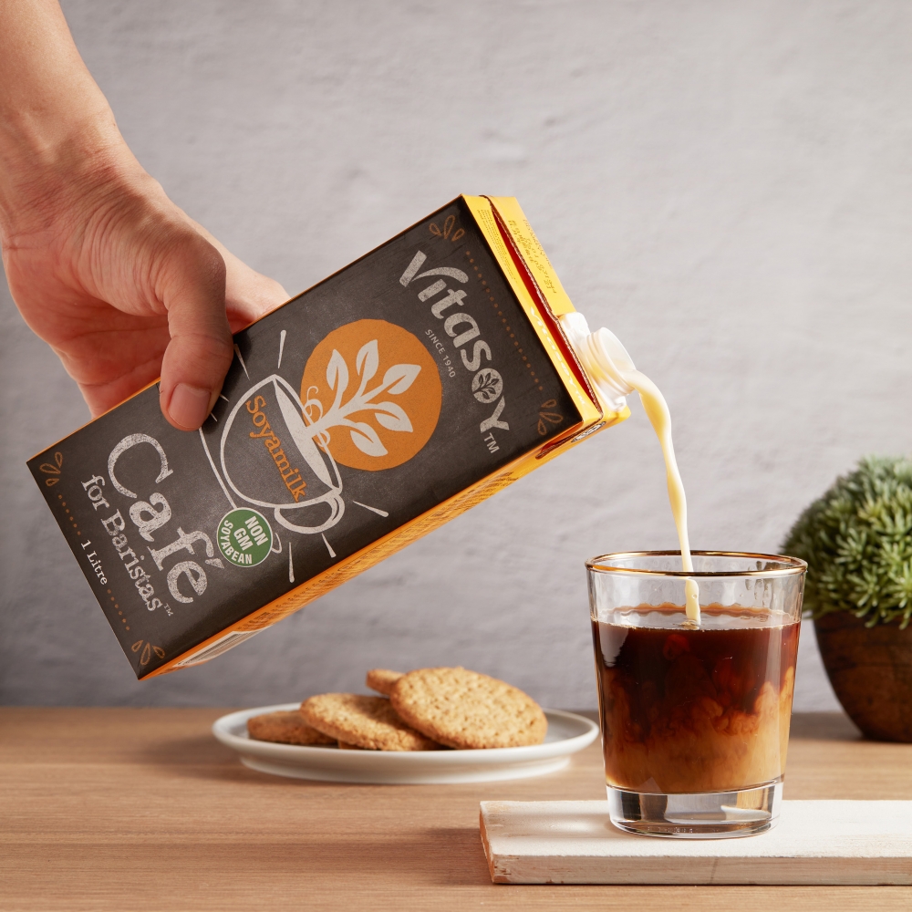 直接將維他奶專業沖調用豆奶或燕麥奶倒入咖啡就得！