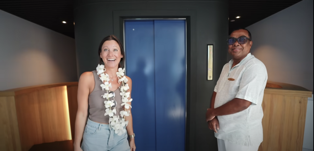 而從影片中可以見到，Kara和Nate是經酒店房間內私人電梯下降至水下區域