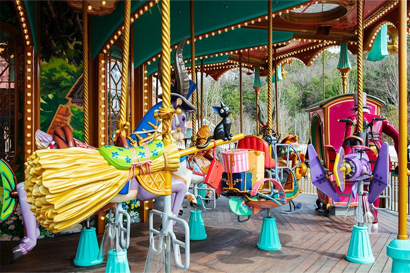 遊樂設施中旋轉的木馬係琪琪的掃把、蜻蜓的單車等~