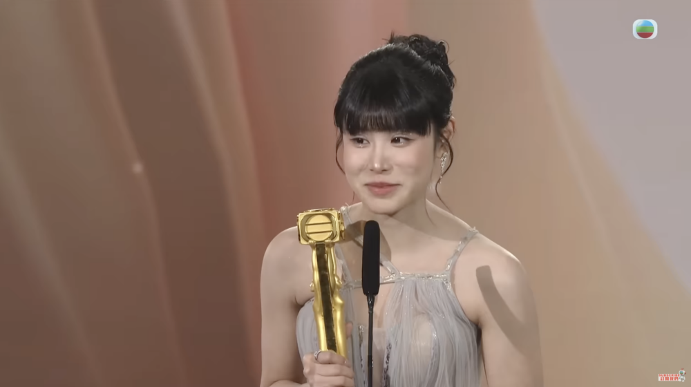 《萬千星輝頒獎典禮》當日，古佩玲獲頒「最具潛質新人獎」，佢上台領獎時面部卻驚現不自然凹陷