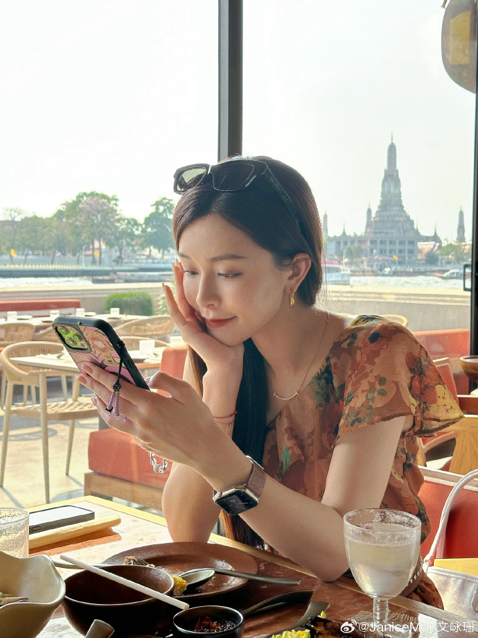 Janice Man戴上嘅頸鏈疑似係Tiffany T Medium Smile 鏈墜