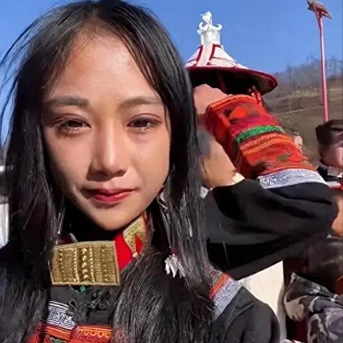 這一切都是虛假的,只是為了吸引更多的人支持她並購買其大涼山商標的產品。