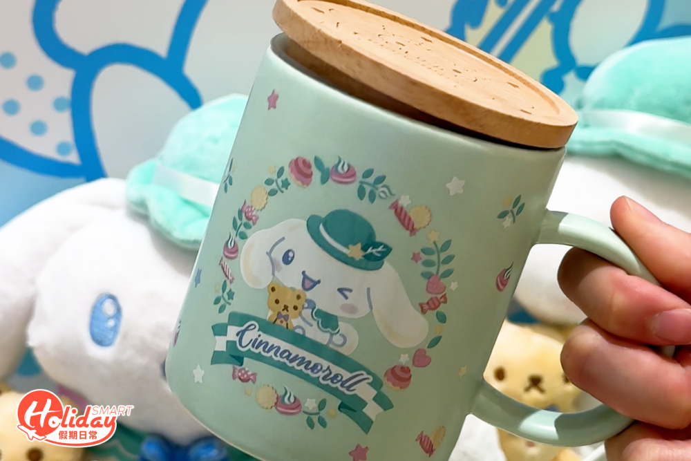 記者推介必買湖水綠色玉桂狗系列的餐具，當中的碗和杯都印有戴上帽子的玉桂狗圖案，春天感十足！