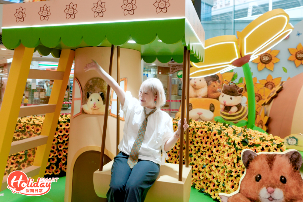 必打卡4米高葵花園樹屋，擁着一大堆不同顏色的鮮花。