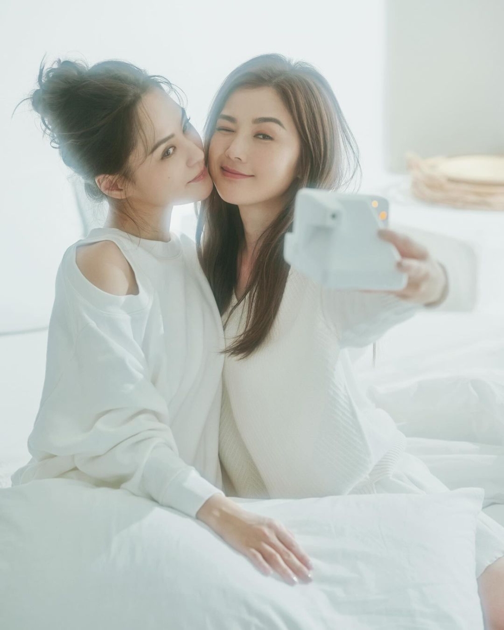 有網民估計是因為餐廳想主攻內地遊客，所以用天價邀請Twins擔任代言人。