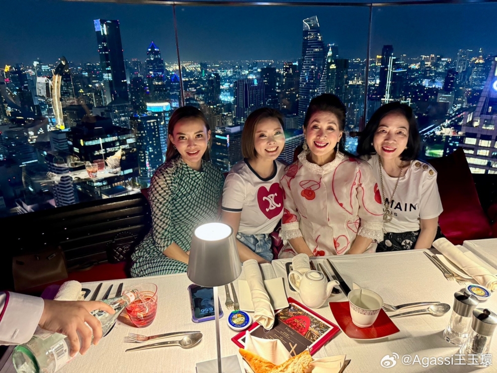 魏駿傑前妻張利華（左一）自離婚後就轉行加入保險行業，做得風生水起