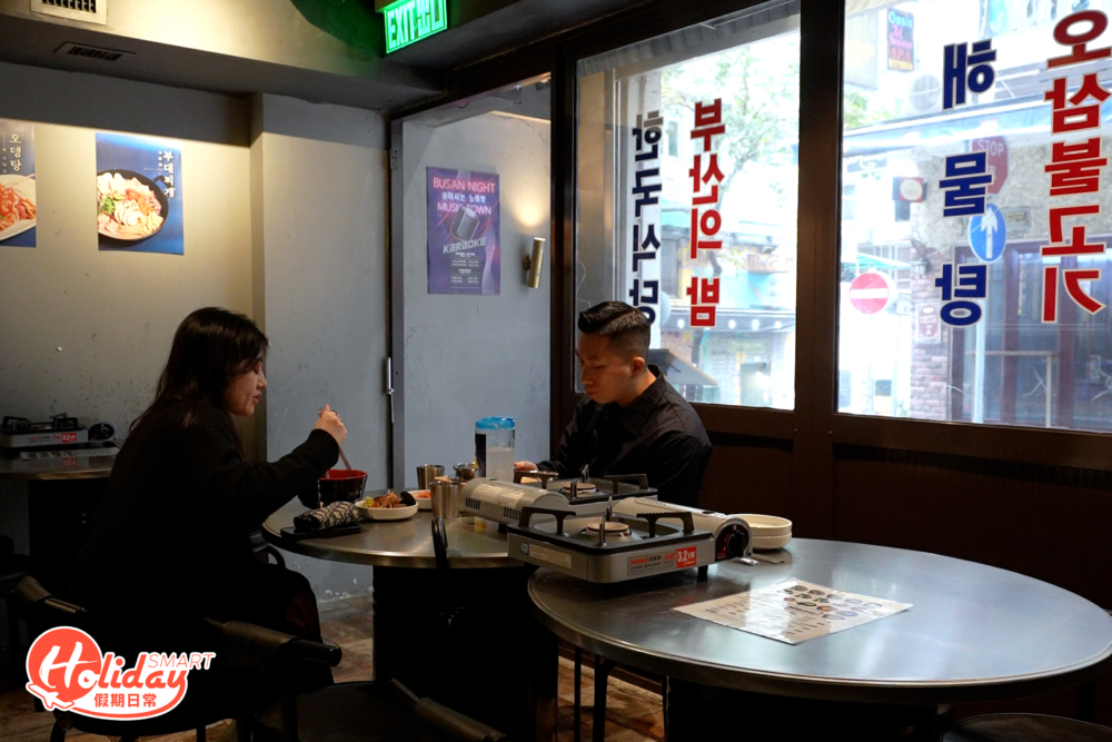 銀色的餐枱，裝潢十足韓國餐廳。