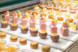 甜點選擇豐富，包括仙草凍、葡撻、柚子馬卡龍及8款口味的MÖVENPICK®雪糕等～