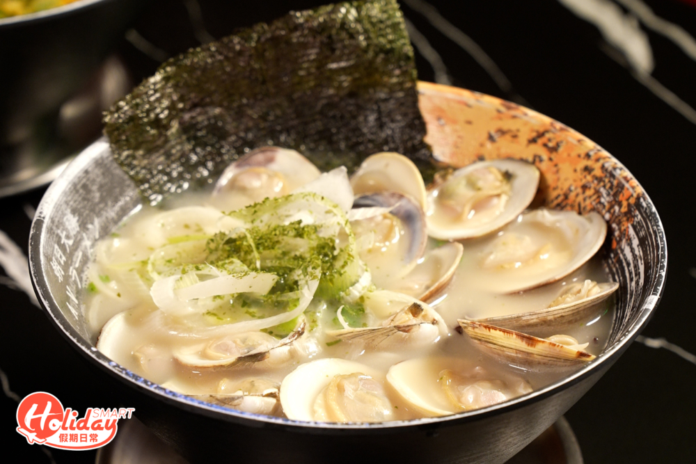 招牌一斤奶貝湯拉麵,足足有12隻奶貝。