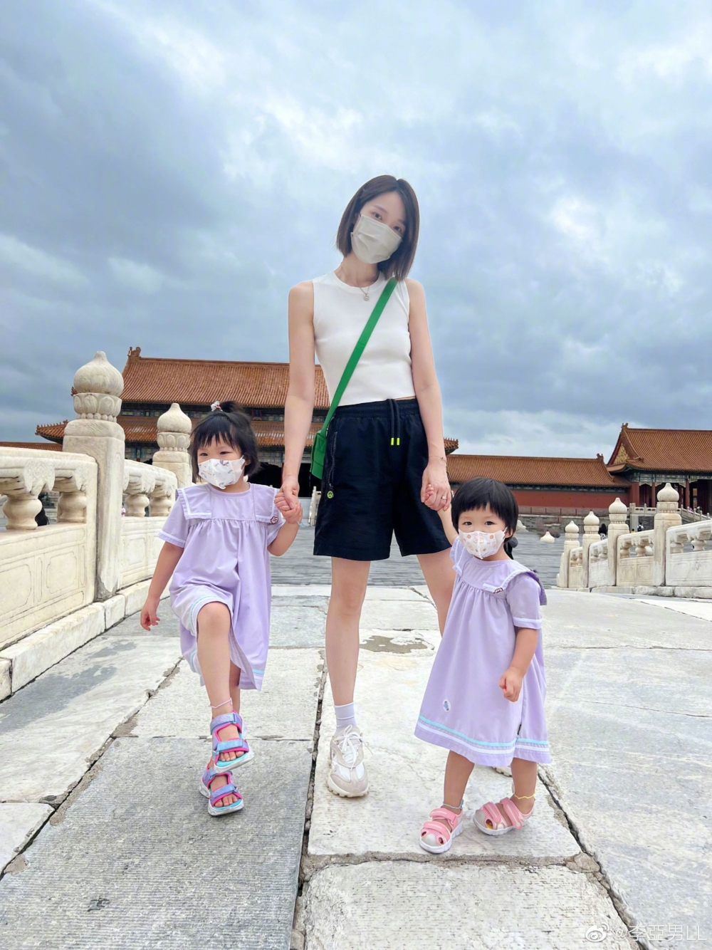 之前李亞男公開過母女合照，可見當時3歲嘅Gabby身高已經到媽媽嘅腰部位置