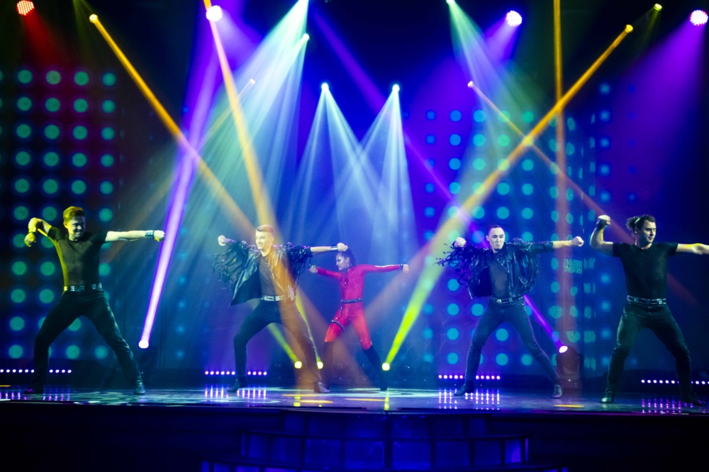 郵輪上享受世界級表演。