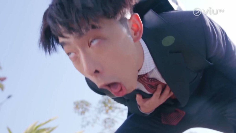 該名空姐指自己曾見過各式各樣的東西在置物袋內被清理出來