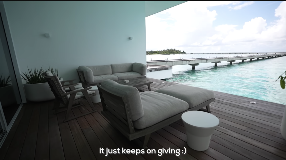 水面的設施包括客廳、兩間客房、私人酒吧、設備齊全的廚房、陽台、私人泳池等