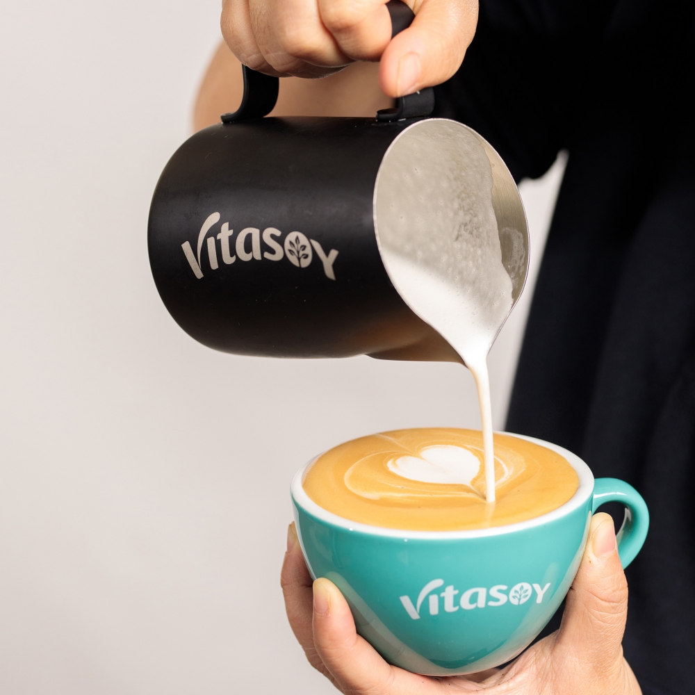 用維他奶專業沖調用豆奶或燕麥奶打出嚟嘅奶泡綿密Creamy。