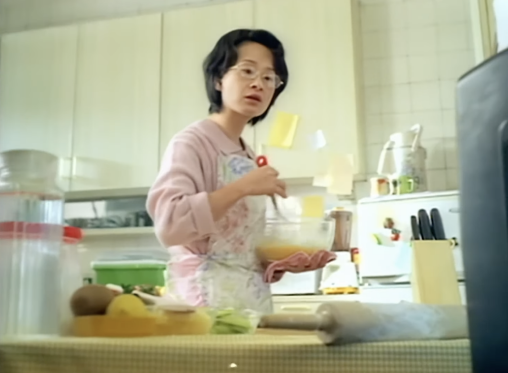 見到廣告中師奶出現的部分並沒有聲音,於是就讓她幫忙加一點對白。