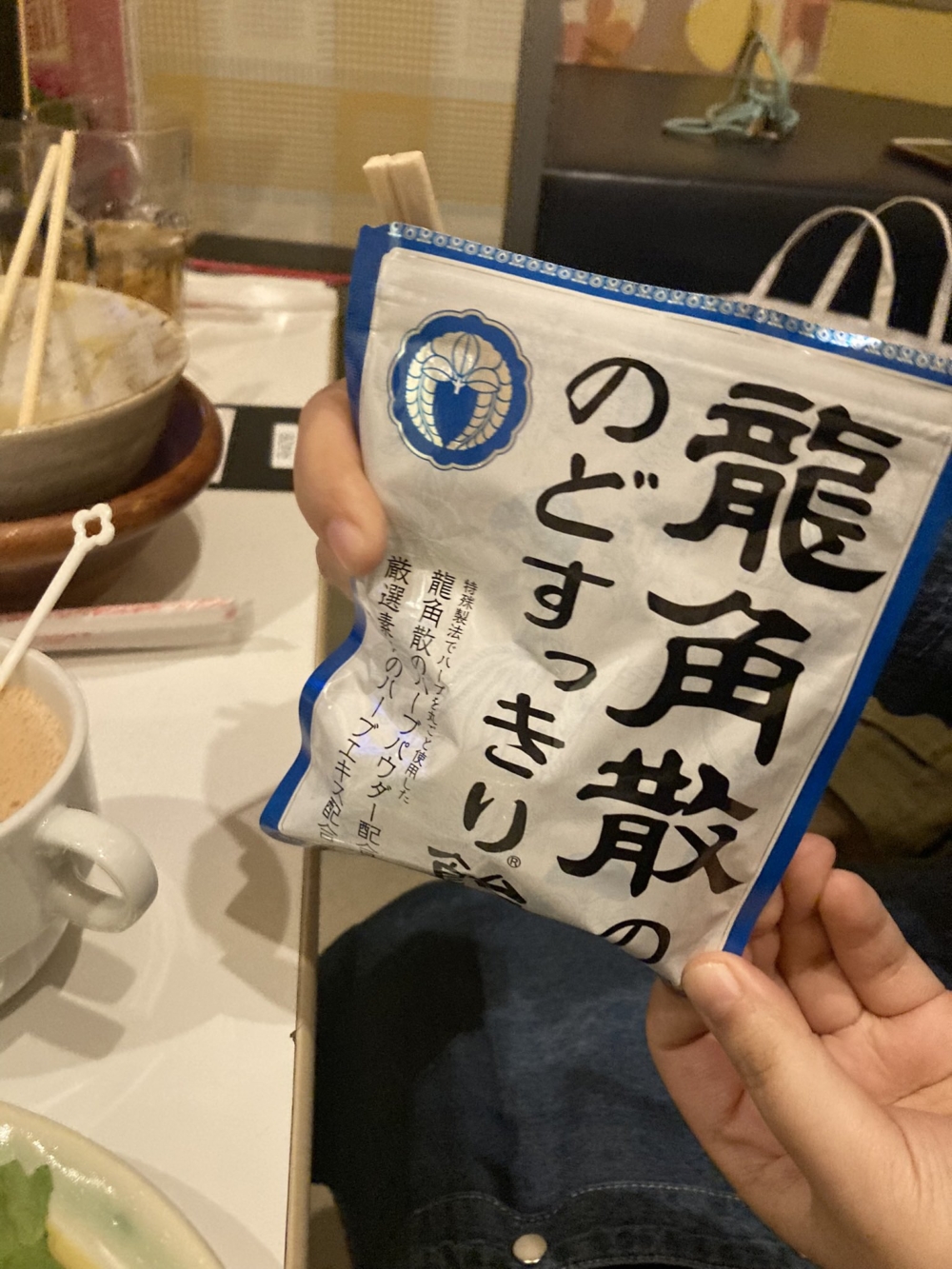 早前一名日本網友在X上發文，表示自己近日在網路上看到有一產品可跟奶茶搭配食用，覺得神奇便決定親自實驗