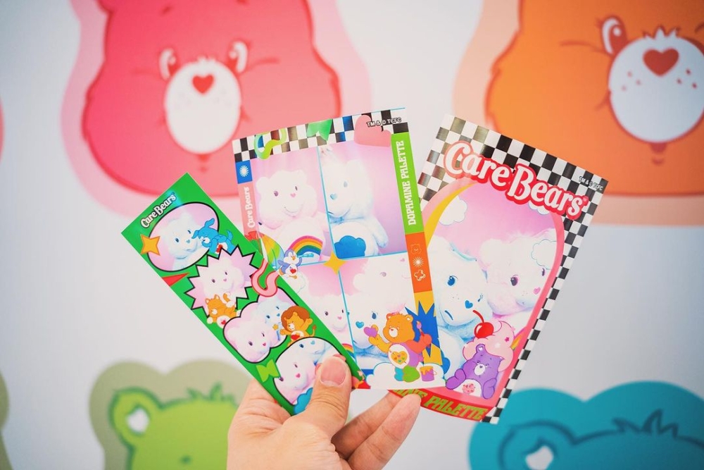 特設即影即有自拍亭，設計多款Care Bears可愛相框和圖案貼紙！