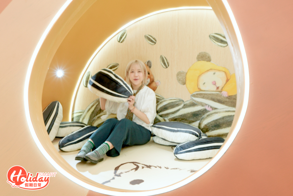 助六的家以瓜籽形狀打造，內裏還有滿滿的葵瓜籽給大家抱著打卡。