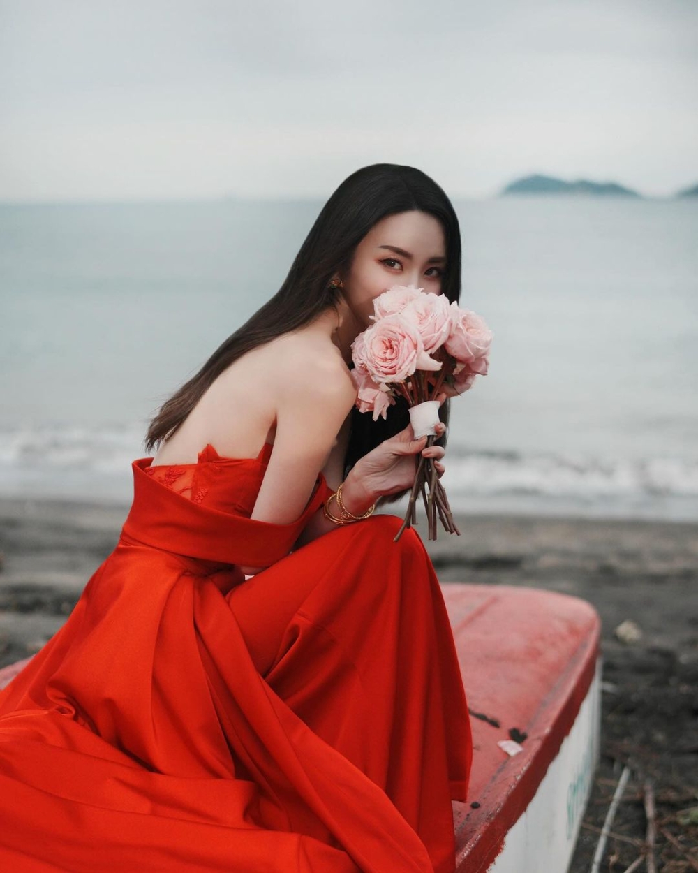 裕美在相中則身穿紅色平口露背晚裝，兩人同樣留言指：「點解咁凍叫我影啲咁嘅嘢！」