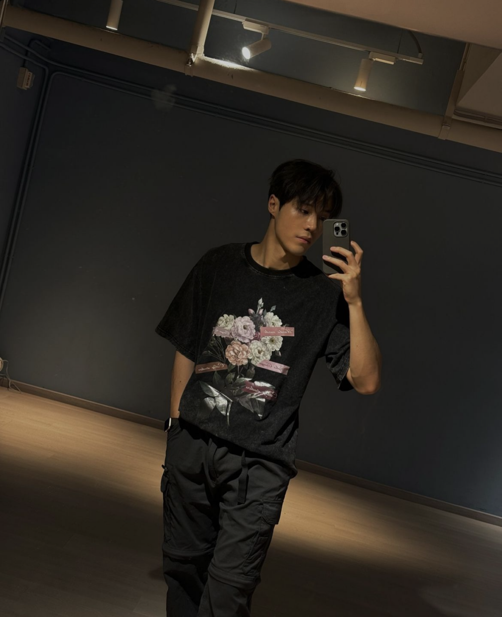 丁子朗亦有持續update近照。近日佢喺IG分享一輯手機宣傳相