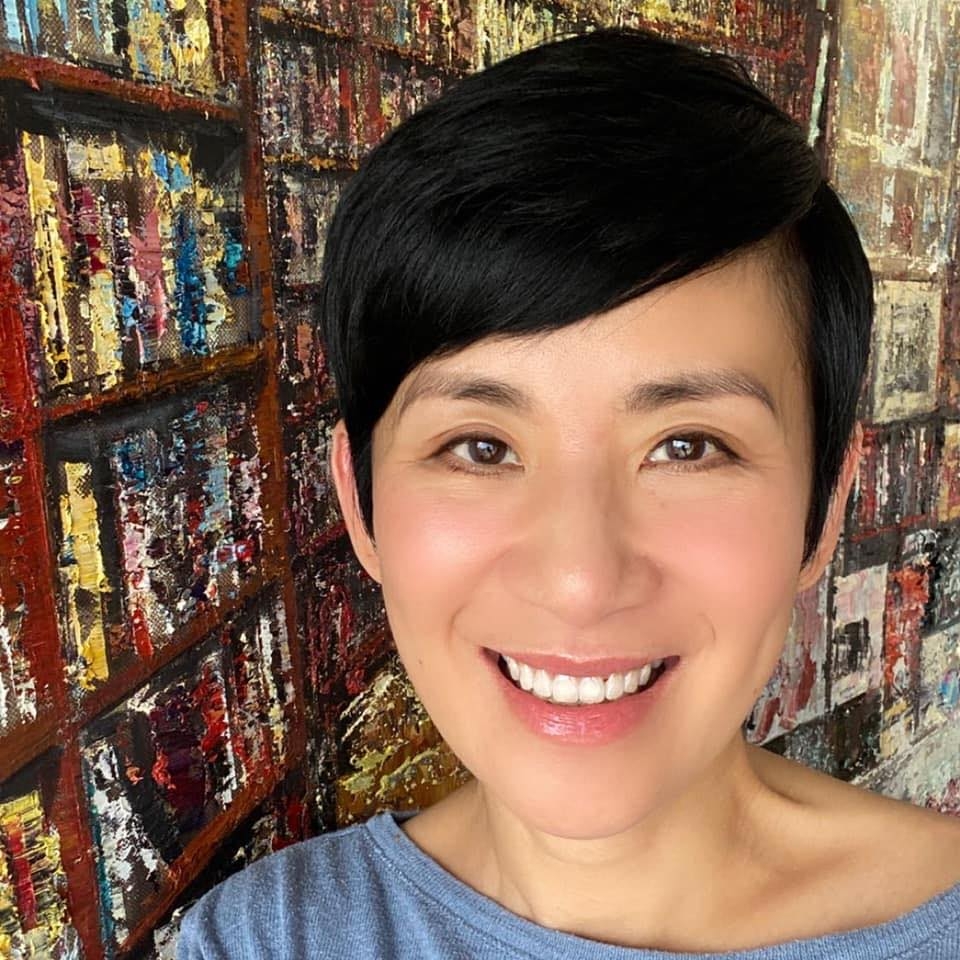 現年58歲的吳君如早前換上全新金髮造型，夥拍27歲MC張天賦合作新戲《我談的那場戀愛》