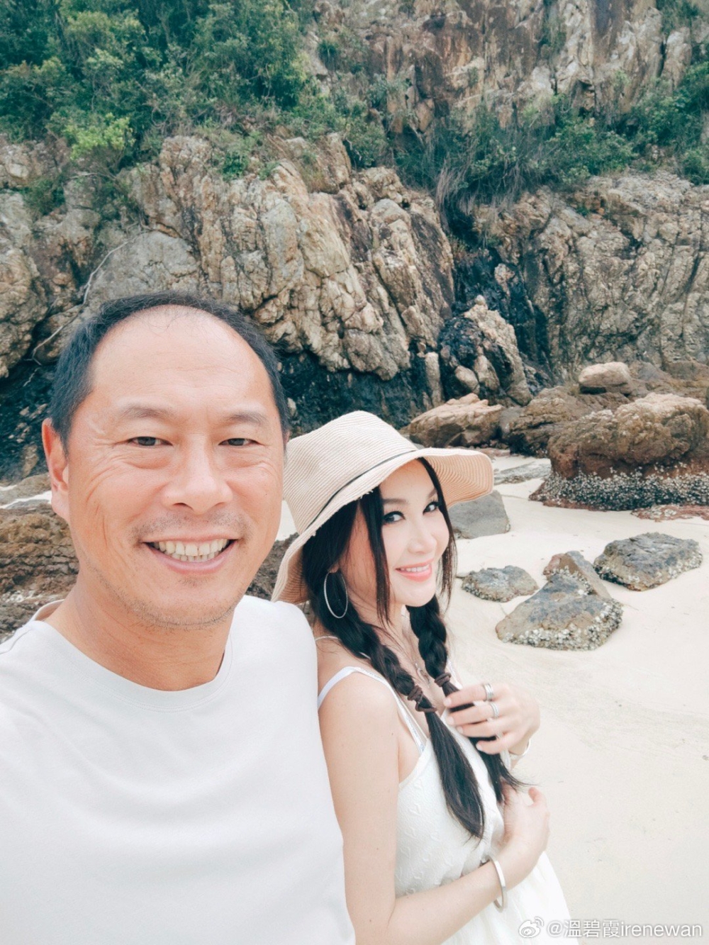 溫碧霞一向都愛分享美照，之前有網民笑言她和老公合照每次都不會幫老公修圖