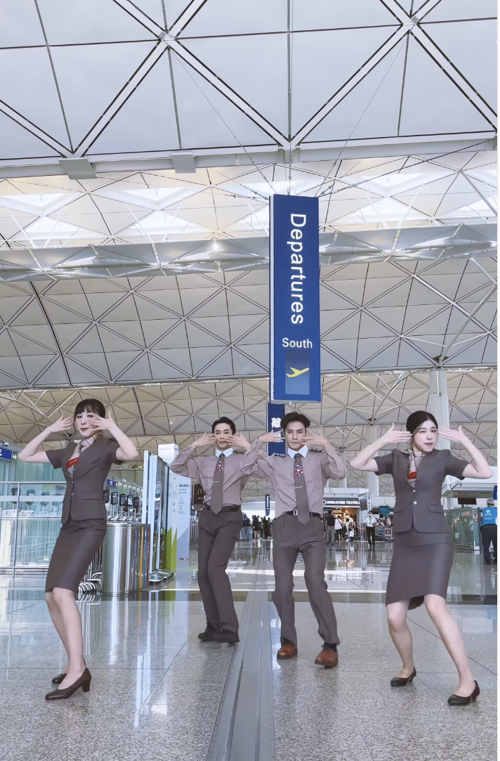 不過同時就有網友質疑：「跳得咁好，係咪dancer扮空姐跳咋」