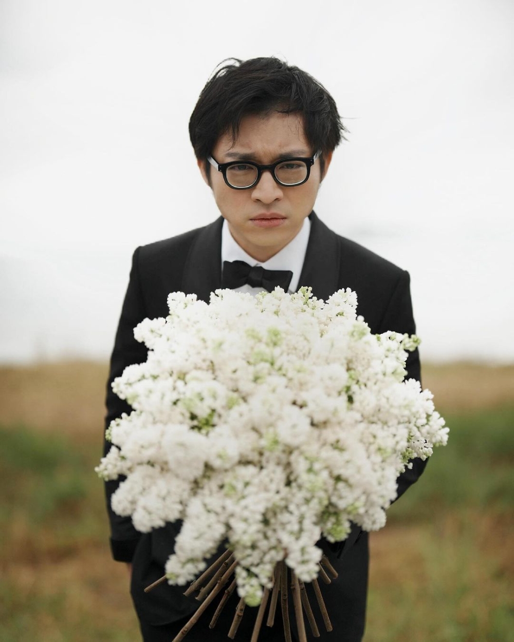 林作未知是否受麥明詩甜蜜婚照刺激，昨日（10日）竟然即日與裕美影疑似婚紗相