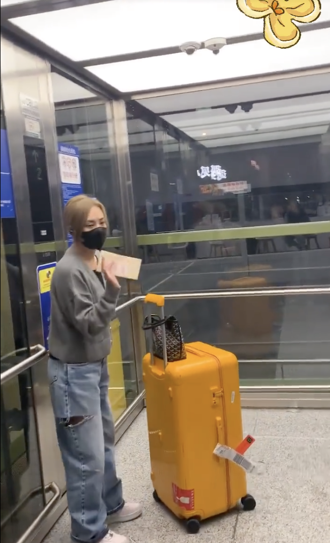 雖然阿嬌有向粉絲揮手，但表情就明顯驚魂未定。