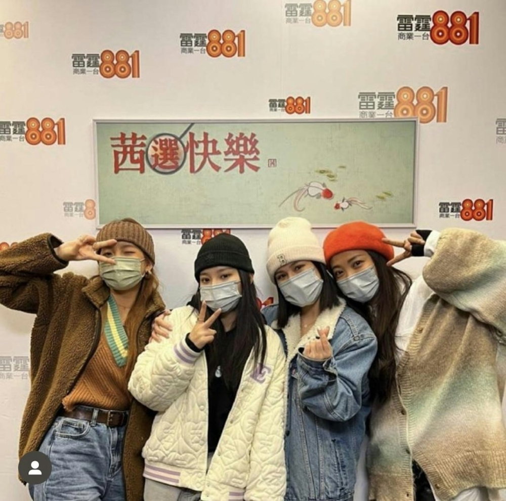 網友發現Marf上電台做訪問時,亦戴住同一條頭帶引起戀愛疑雲