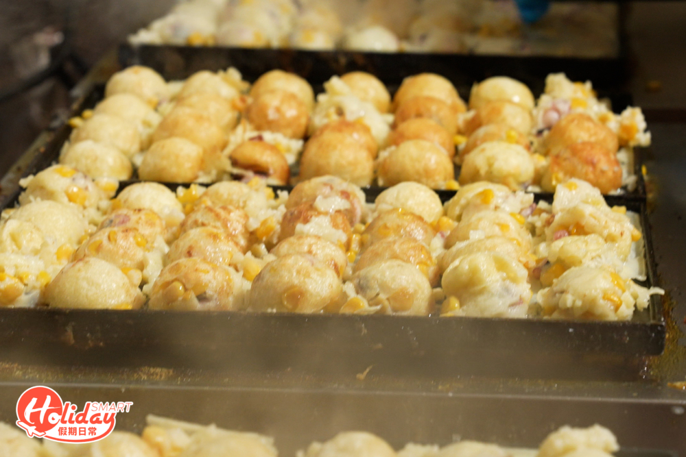 新店同樣提供15款章魚燒口味，款式選擇眾多，全部產品都是即叫即製，章魚餡夠足料粒粒飽滿又皮酥餡軟嫩。