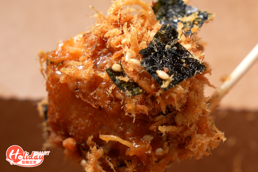 鹹香之最必食紫菜肉鬆章魚燒，紫菜肉鬆完全遮蓋住章魚燒，落料十分大方，而且食落落酥脆惹味！
