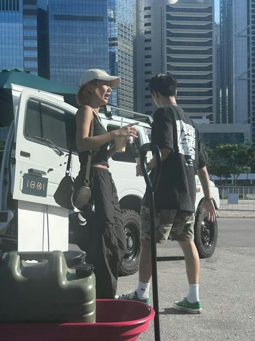 相中男士的髮型及身型更與Locker十分相似