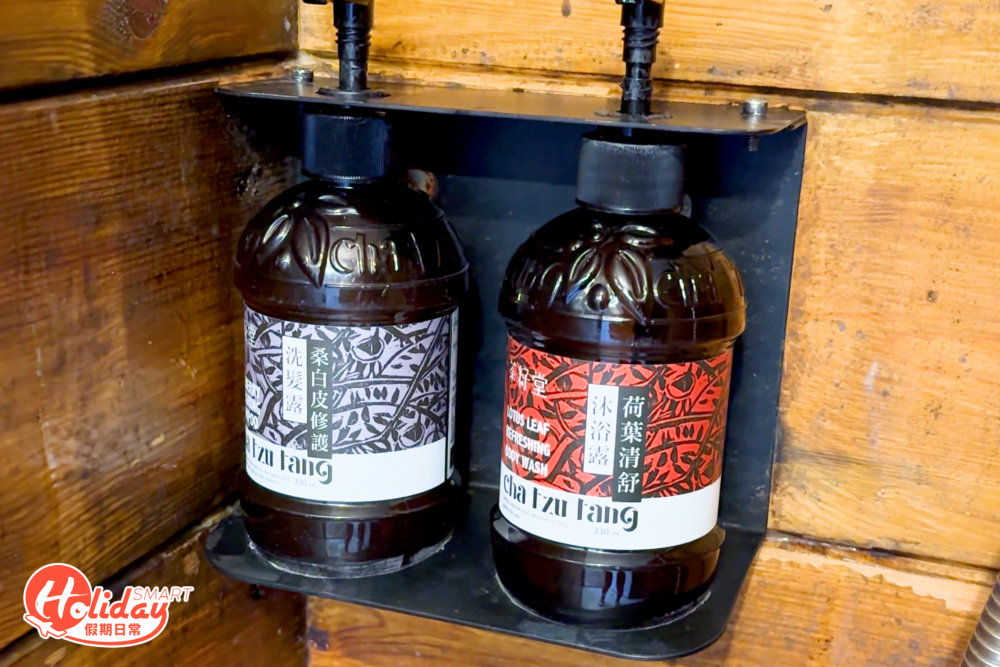 浴室附有洗頭水和淋浴露。