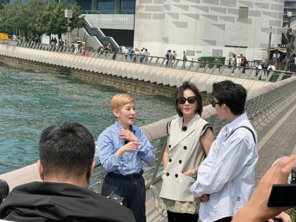 日前劉嘉玲就被發現現身尖沙咀海旁與好友吳君如拍攝節目，引起大批市民圍觀