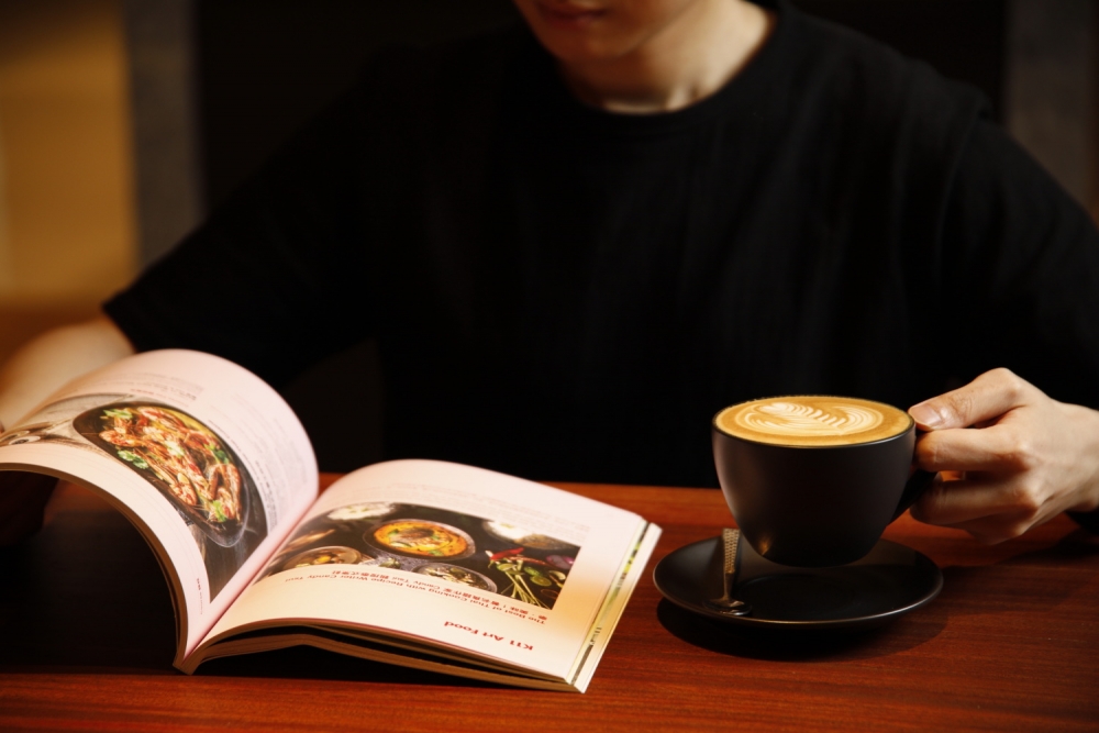 用維他奶專業沖調用豆奶或燕麥奶沖杯升「植」靚啡，令宅家時光更開心滿足！